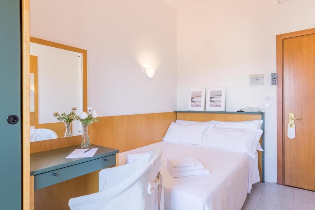 Double Room with Small Double Bed room - Image 2