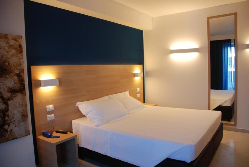 Superior Double Room with Sea View and Balcony - Annex room - Image 3
