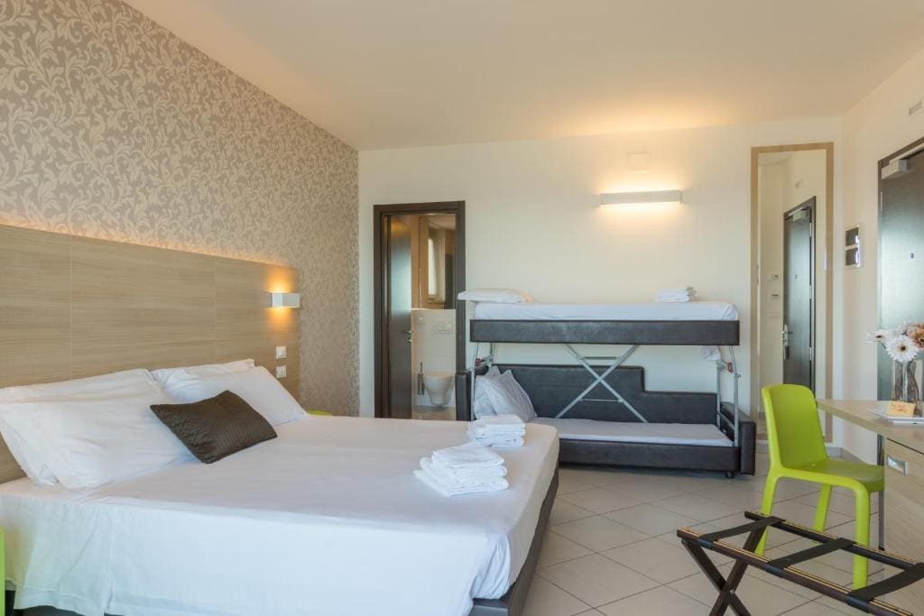 Superior Quadruple Room with Sea View and Balcony - Annex room - Image 3