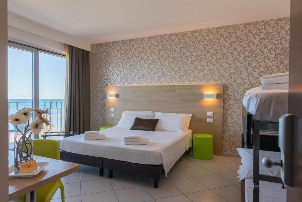 Superior Quadruple Room with Sea View and Balcony - Annex room - Image 2