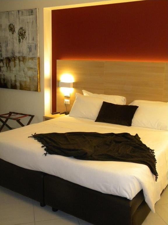 Two-Bedroom Suite with Balcony and Sea View - Annex room - Image 2
