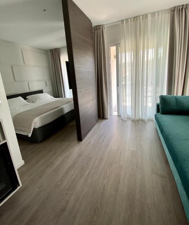 Superior Triple Room room - Image 3
