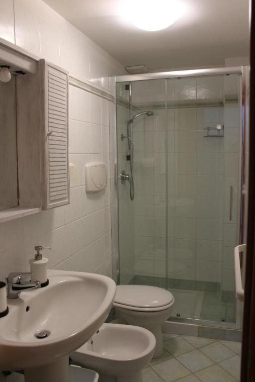 Quadruple Room with Private Bathroom room - Image 1