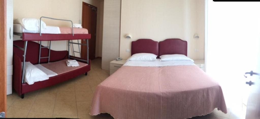 Quadruple Room with Sea View room - Image 3