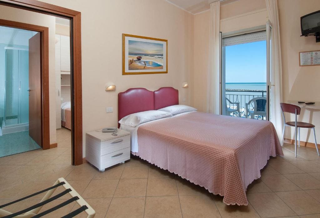 Triple Room with Sea View room - Image 3