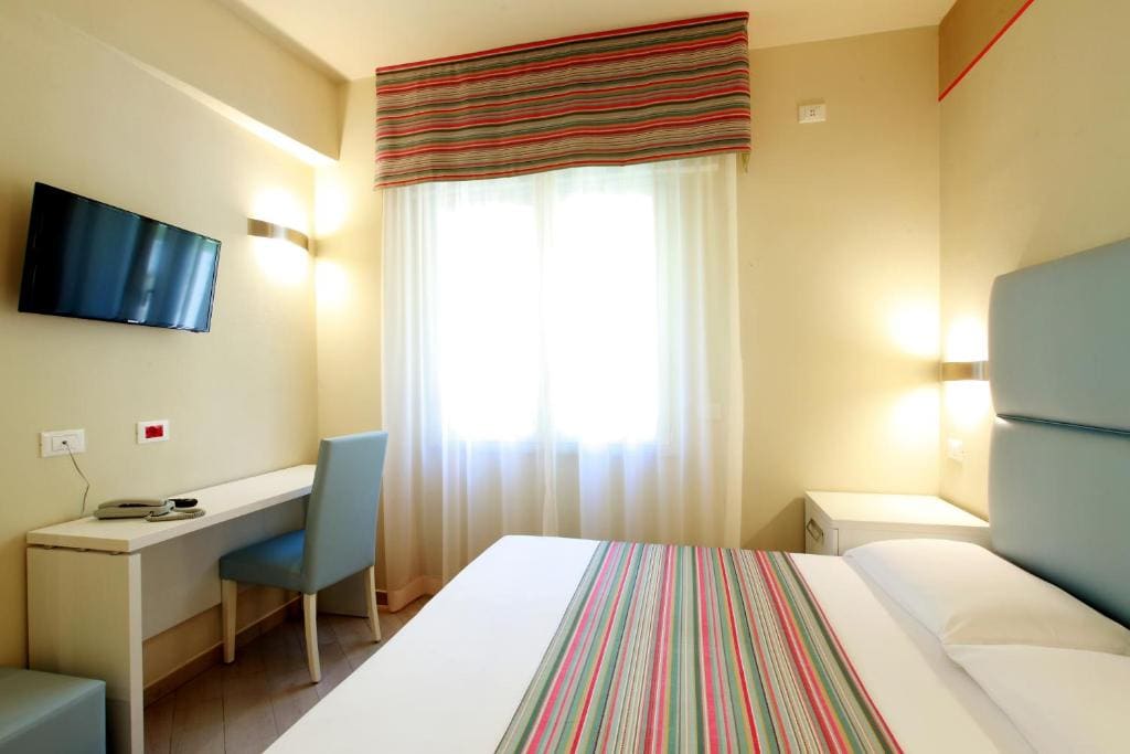 Small Comfort Double Room room - Image 2