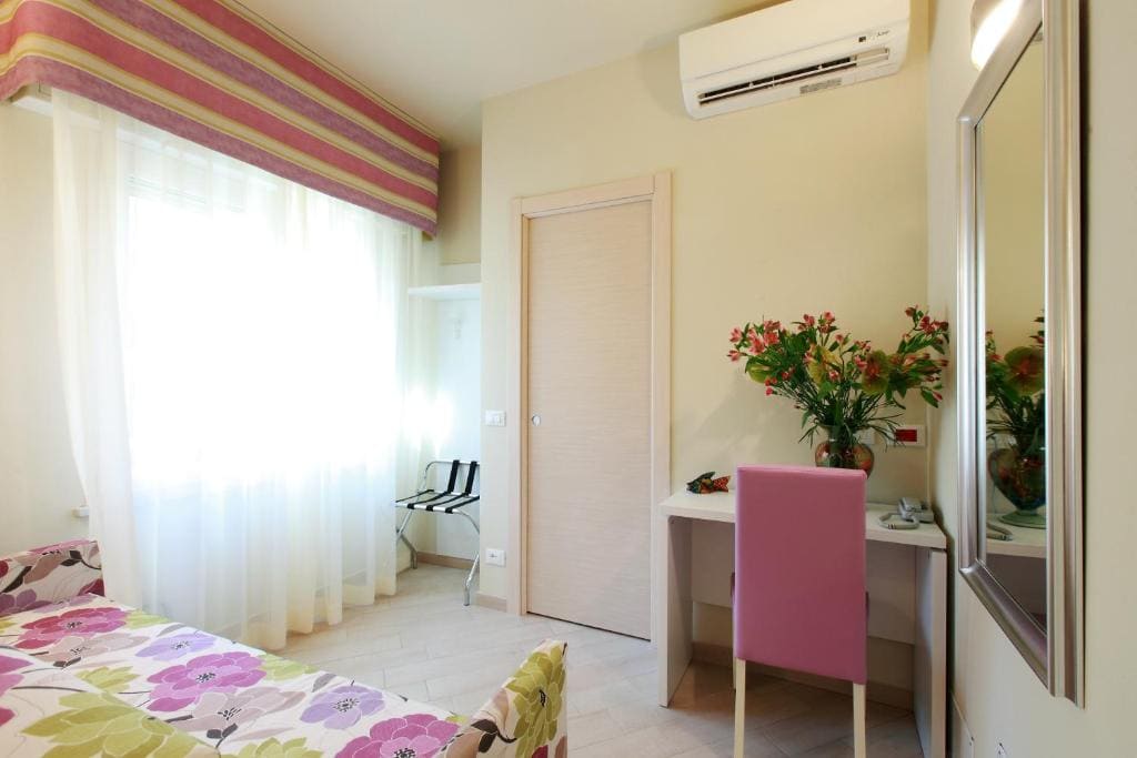 Small Junior Suite room - Image 2