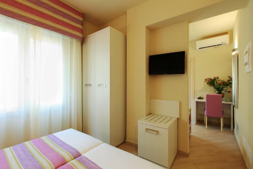 Small Junior Suite room - Image 3