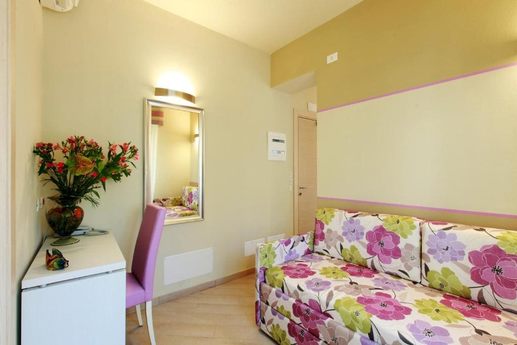 Small Junior Suite room - Image 1