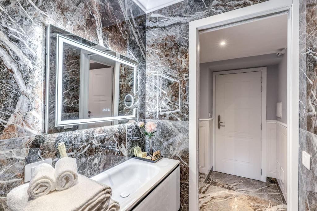 Deluxe Queen Suite room - Image 1