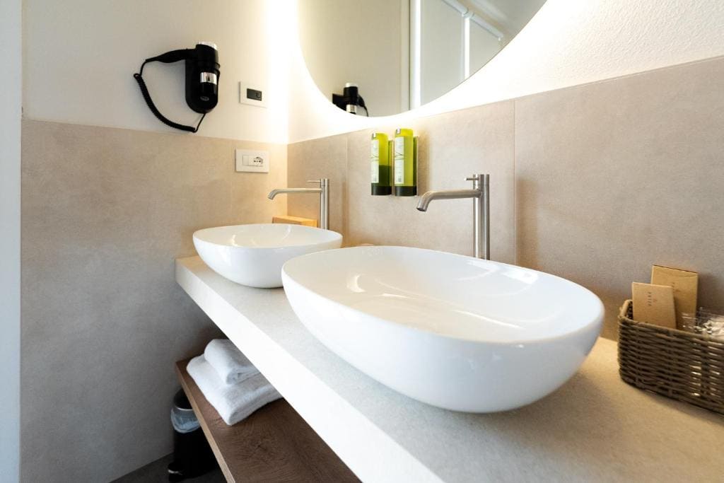 King Suite with Spa Bath room - Image 3