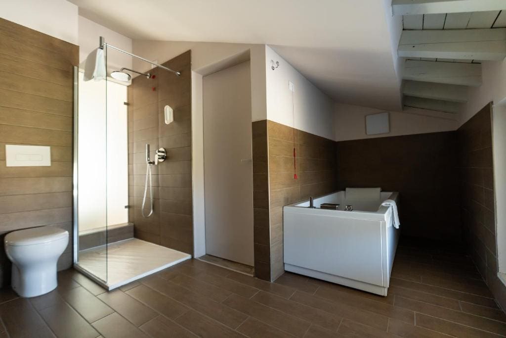 Suite with Spa Bath room - Image 3
