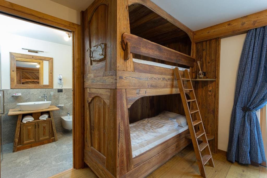 Economy Quadruple Room room - Image 3