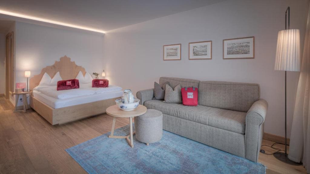 Superior Double or Twin Room with Mountain View room - Image 3