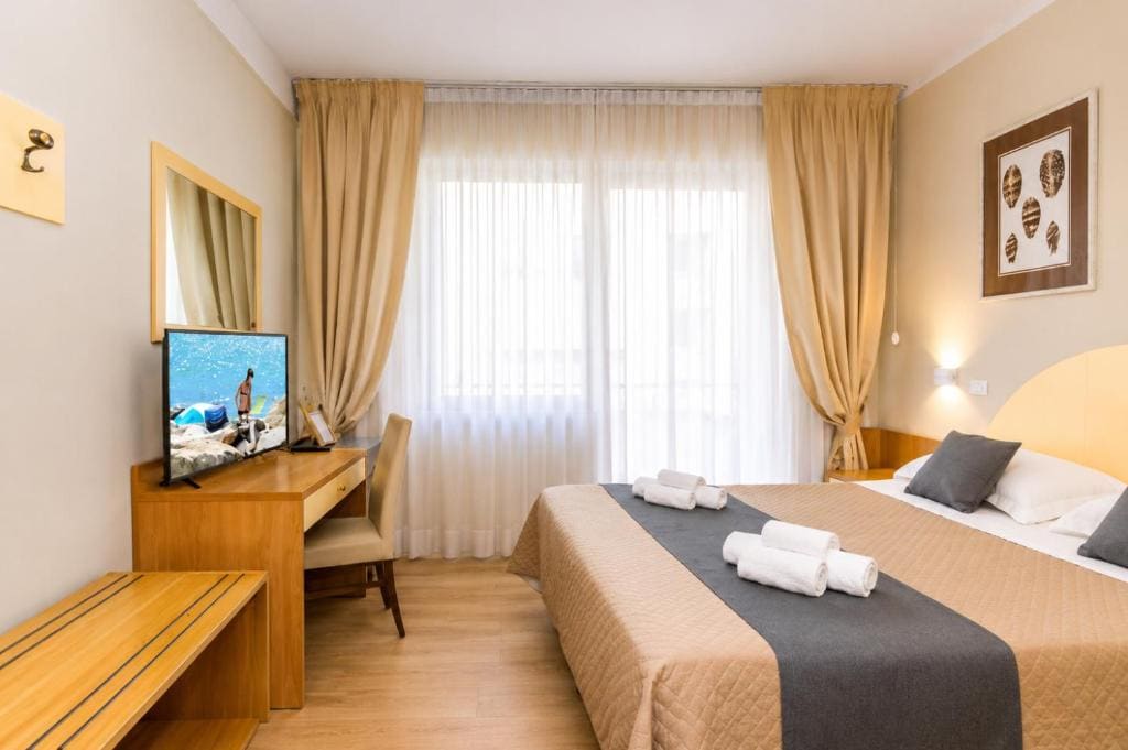 Double Room with Balcony room - Image 2