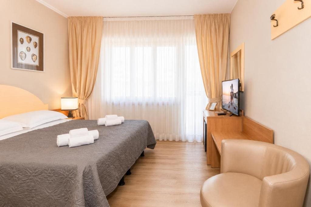Double Room with Balcony room - Image 3