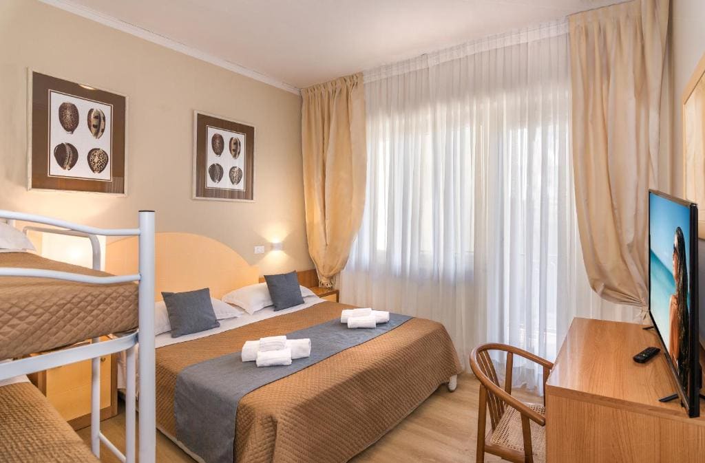 Standard Quadruple Room room - Image 2