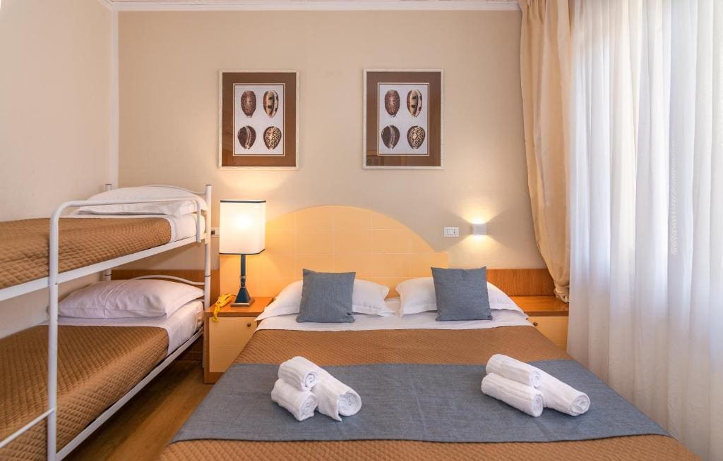 Standard Quadruple Room room - Image 1