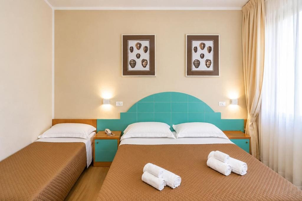 Standard Triple Room room - Image 2