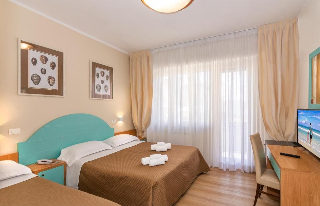 Standard Triple Room room - Image 1