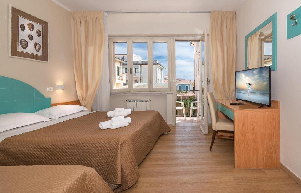 Triple Room with Balcony room - Image 3