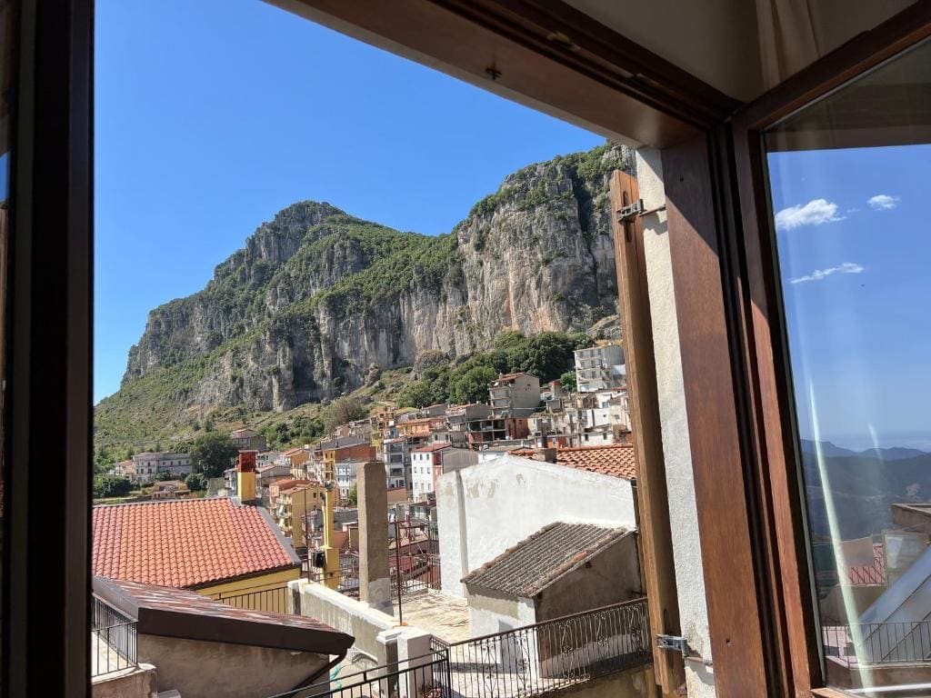Double Room with Sea and Mountain View room - Image 2