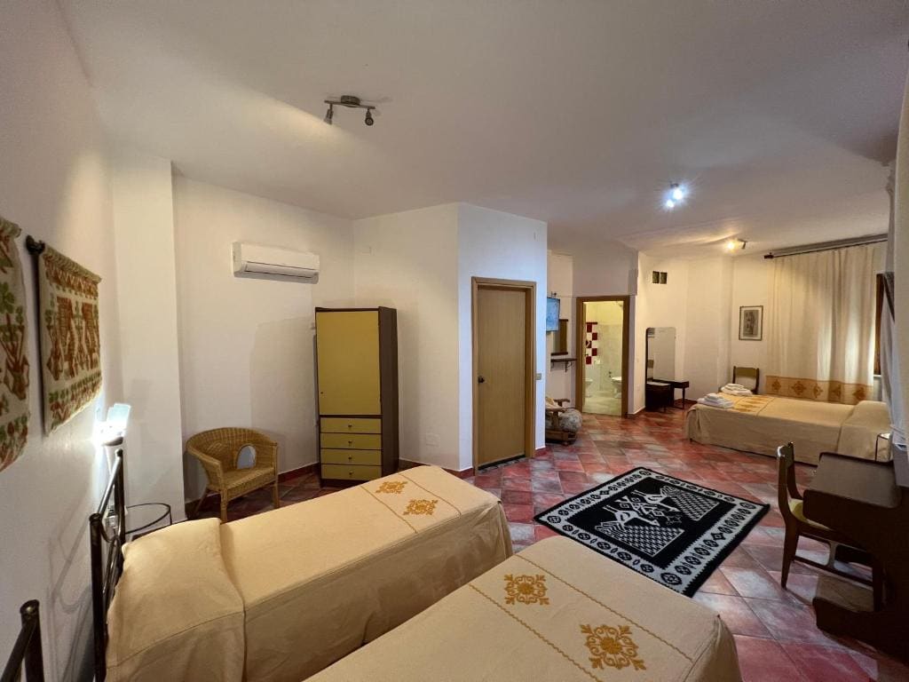 Quadruple Room room - Image 2