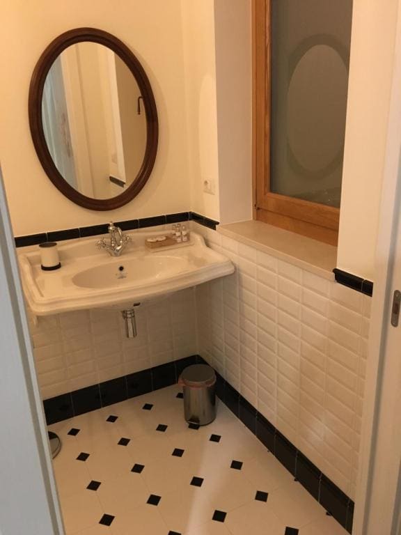 Double Room with Balcony room - Image 2