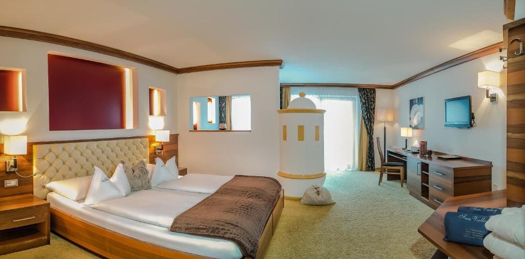 Suite with Spa Bath room - Image 2