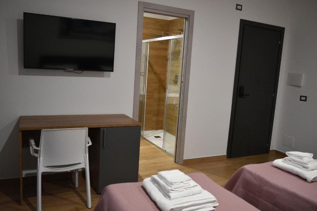 Deluxe Double or Twin Room room - Image 2