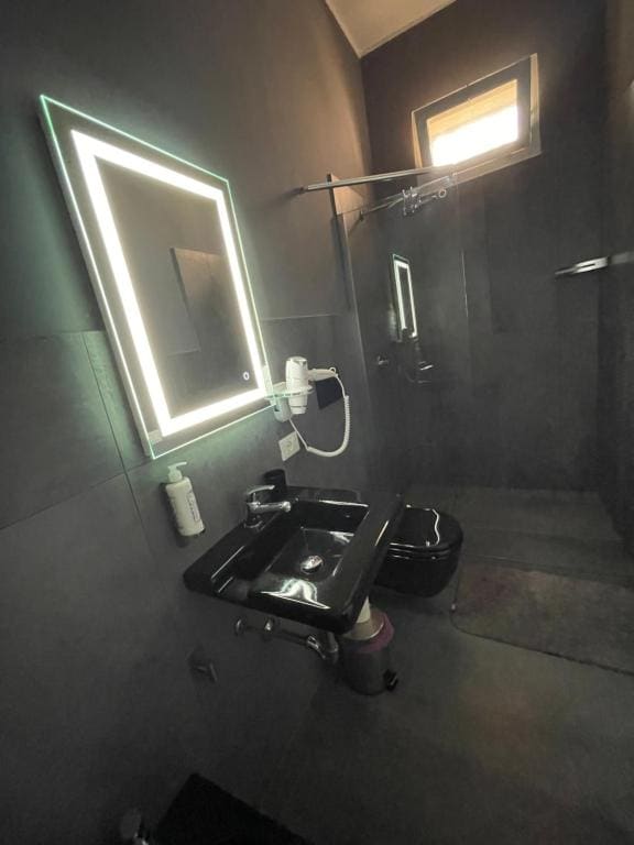 Double Room with Private Bathroom room - Image 3