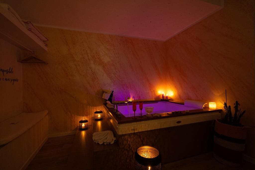 Double Room with Spa Bath room - Image 2