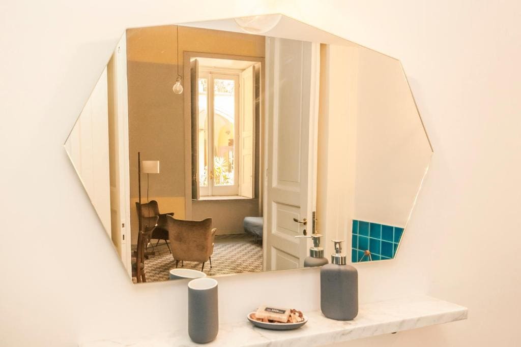 Deluxe Queen Suite room - Image 3