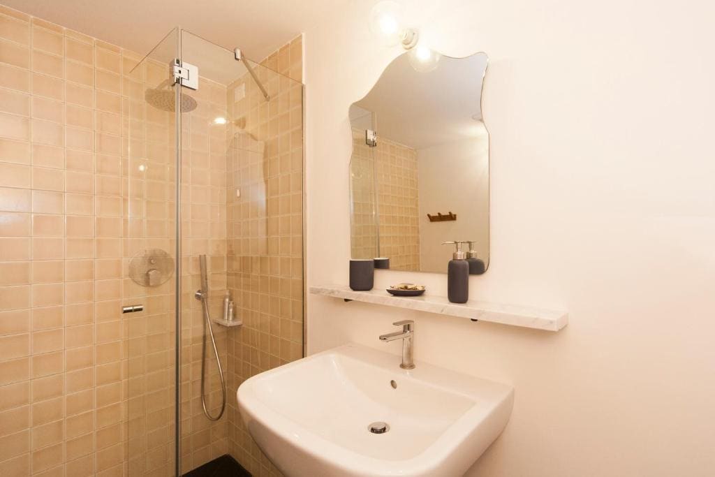 Queen Room - Disability Access room - Image 3