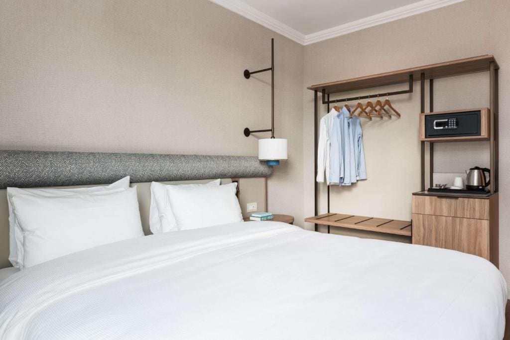 King Guest Room room - Image 3