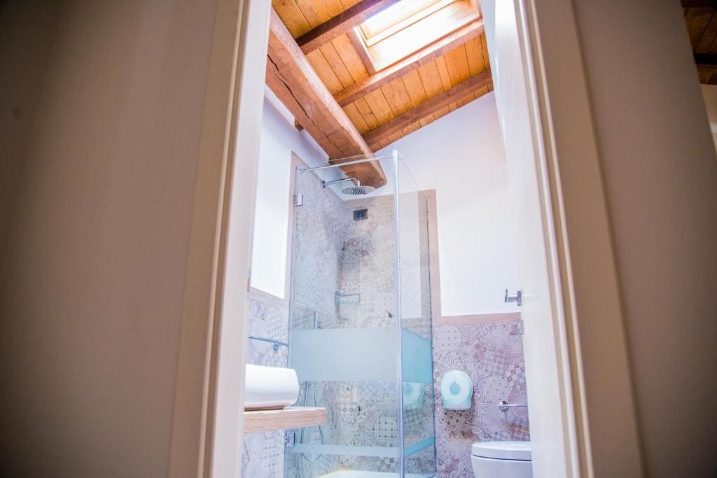 Deluxe Double Room with Shower room - Image 3