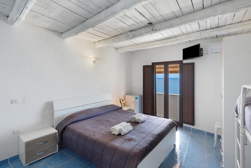 Quadruple Room with Shower room - Image 2