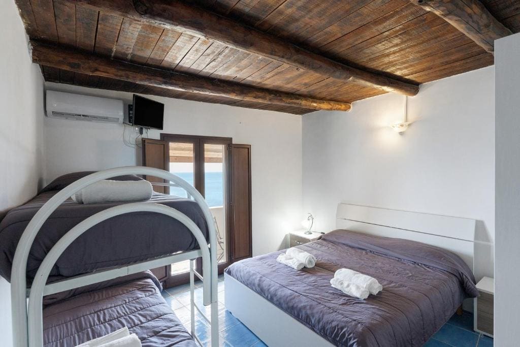 Quadruple Room with Shower room - Image 3
