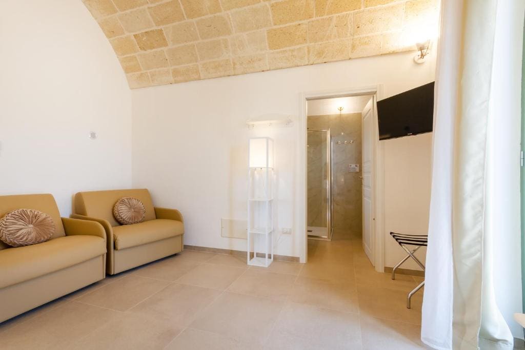 Junior Suite with Garden View room - Image 3