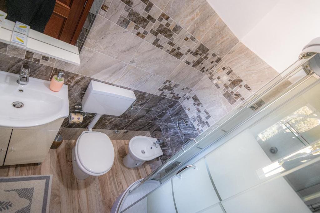 Comfort Triple Room with Shower room - Image 2