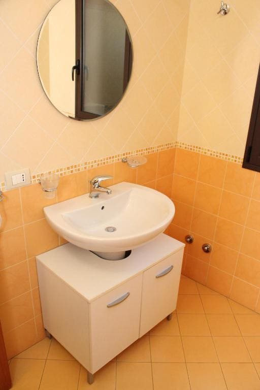 Twin Room with Bathroom room - Image 3