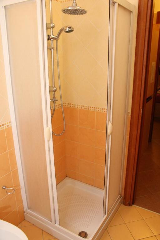 Twin Room with Bathroom room - Image 2