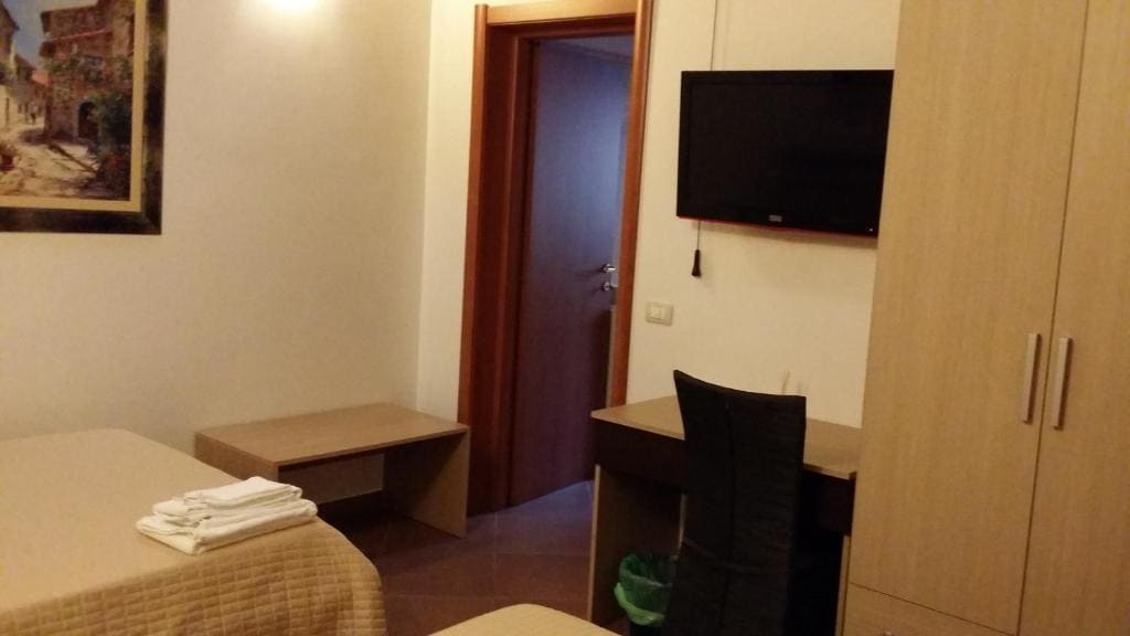 Twin Room with Bathroom room - Image 1