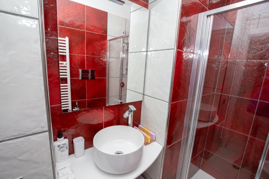 Family Room with Private Bathroom room - Image 3