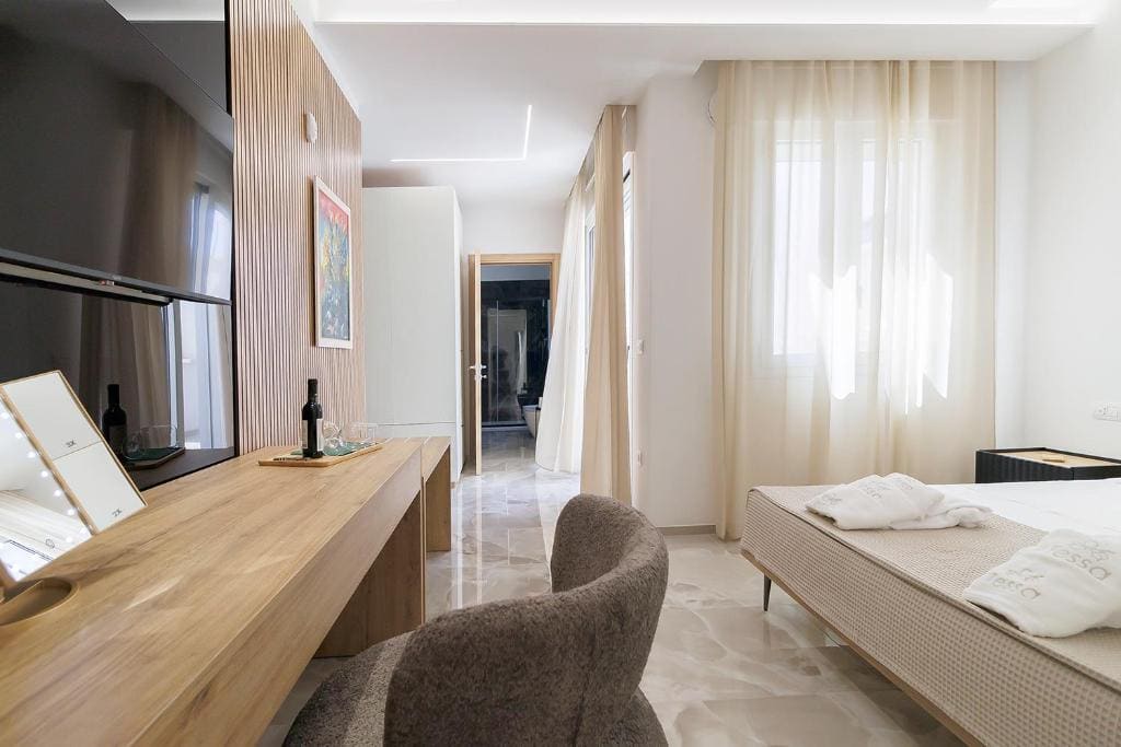 King Room with Balcony room - Image 1