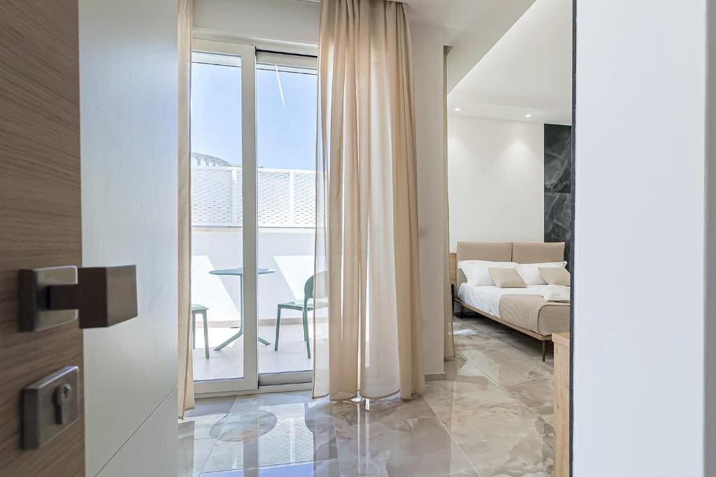 King Room with Balcony room - Image 3