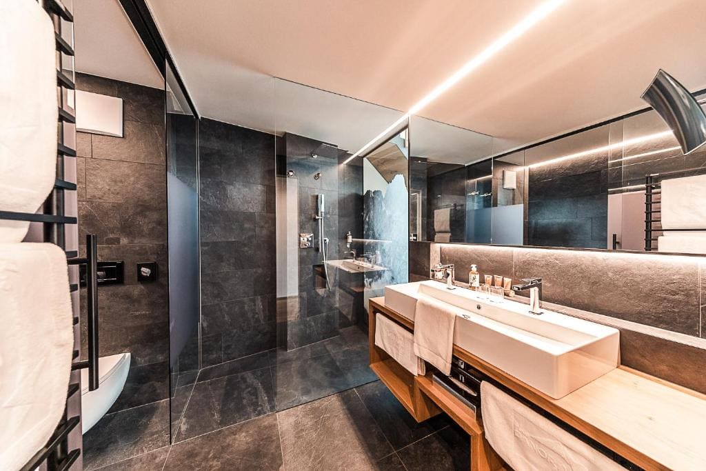Deluxe King Suite room - Image 3