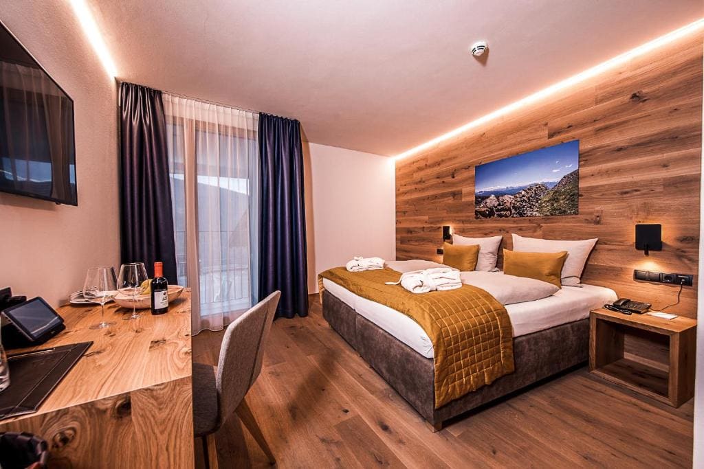Double or Twin Room with Balcony room - Image 3