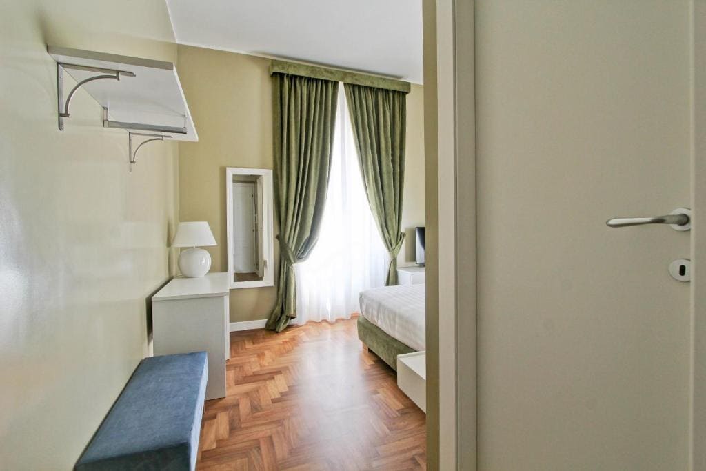 Deluxe Room room - Image 3
