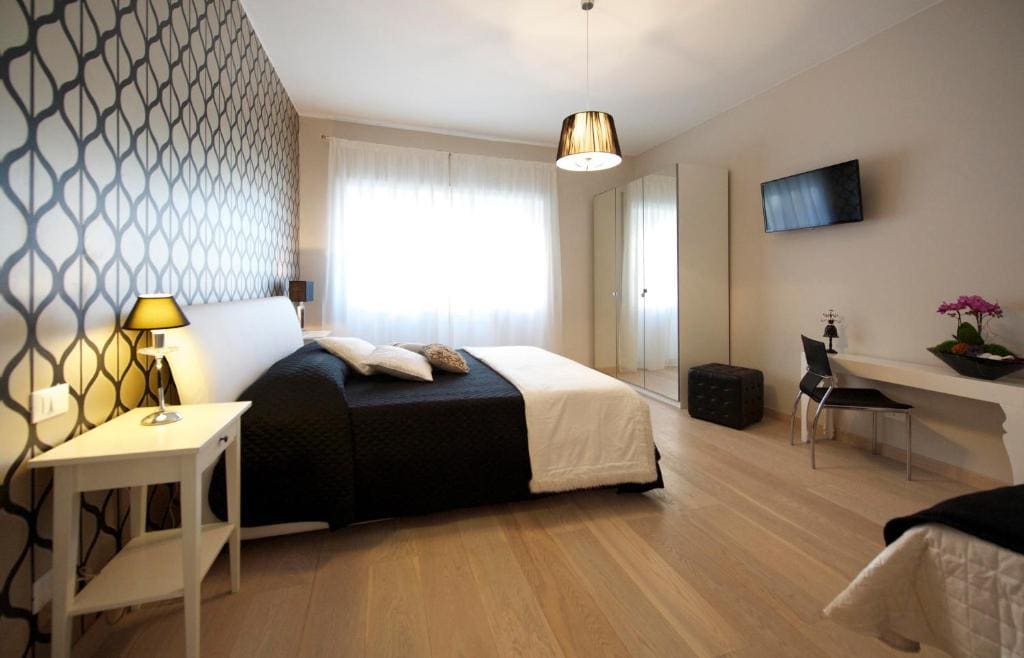 Large Double Room room - Image 2